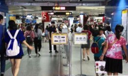 地铁最新红装爆料,红装惊艳，带你领略时尚地铁风采